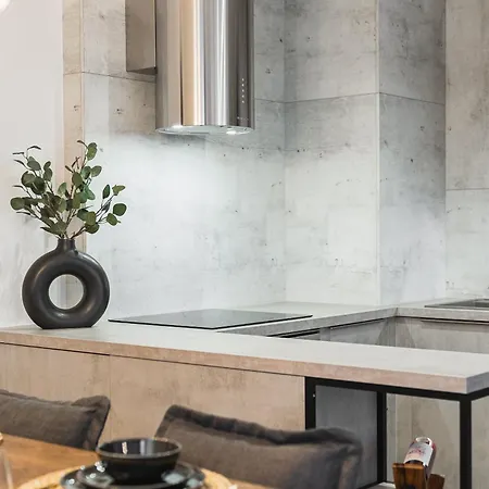 아파트 Guthaus Retreat With Balcony 브라티슬라바