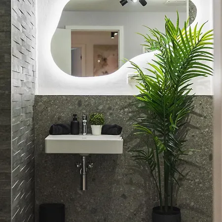 Guthaus Retreat With Balcony 브라티슬라바