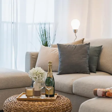 아파트 Guthaus Retreat With Balcony 브라티슬라바