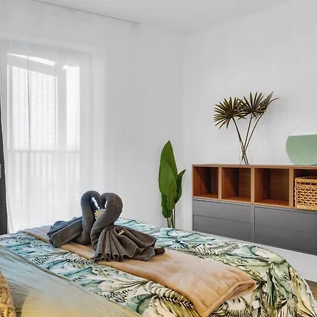 Guthaus Retreat With Balcony * 브라티슬라바