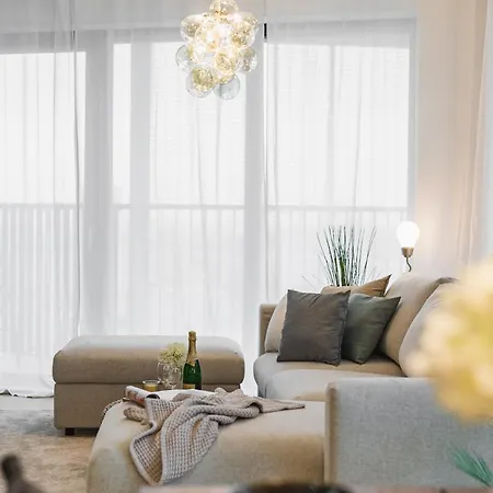 Guthaus Retreat With Balcony * 브라티슬라바