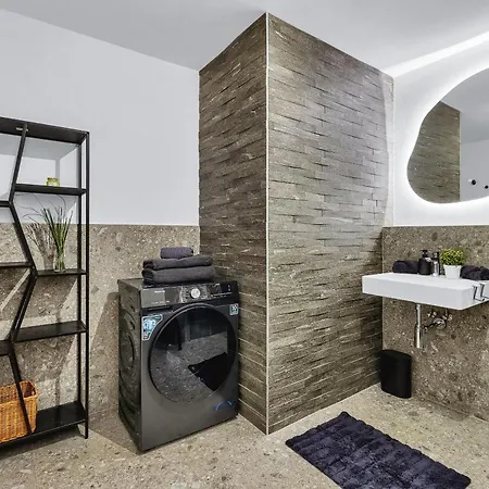 아파트 Guthaus Retreat With Balcony 브라티슬라바