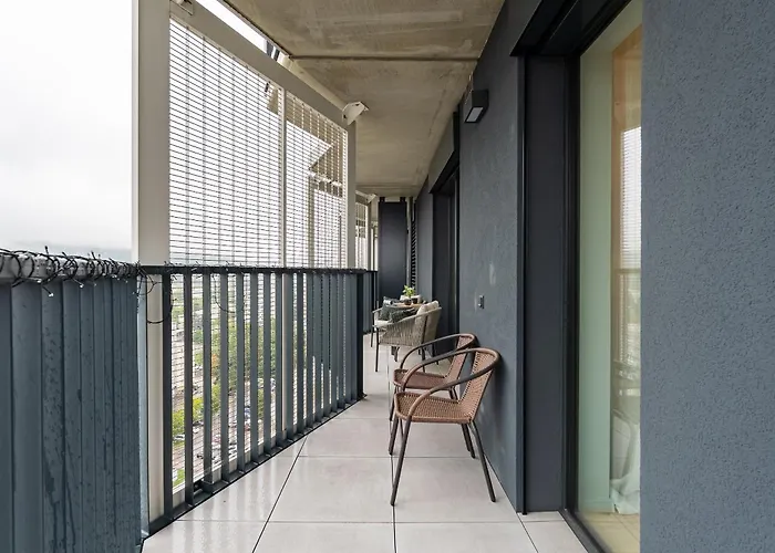 Guthaus Retreat With Balcony